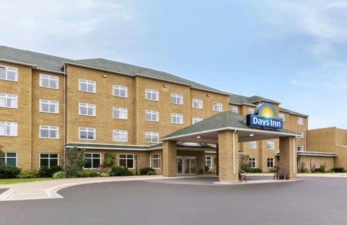Oromocto Hotel | Pet-Friendly Days Inn Oromocto with Ocean View & Pool