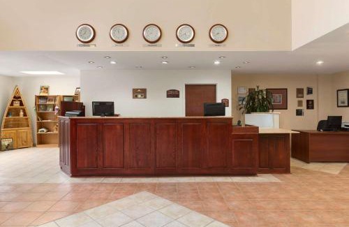 Oromocto Hotel | Pet-Friendly Days Inn Oromocto with Ocean View & Pool