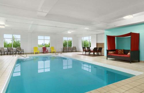Oromocto Hotel | Pet-Friendly Days Inn Oromocto with Ocean View & Pool