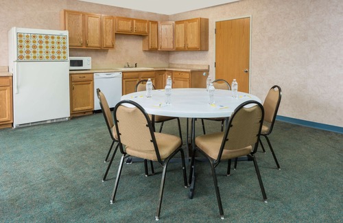 Osage Beach Hotel | Convenient Stay at Days Inn by Wyndham Osage Beach