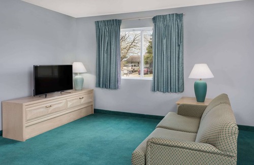 Osage Beach Hotel | Convenient Stay at Days Inn by Wyndham Osage Beach