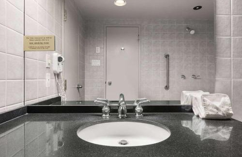 Ottawa Division Hotel | Pet-Friendly Days Inn by Wyndham Ottawa West Awaits You