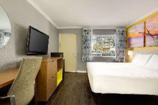 Downtown Hotel | Cozy Days Inn by Wyndham Pensacola - Historic Downtown Retreat