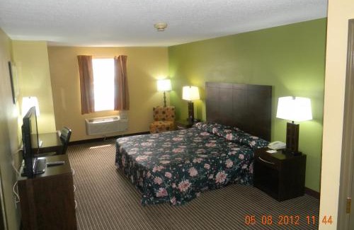 Perryville Hotel | Welcoming Days Inn by Wyndham Perryville with Hot Tub Access