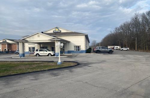 Perryville Hotel | Welcoming Days Inn by Wyndham Perryville with Hot Tub Access