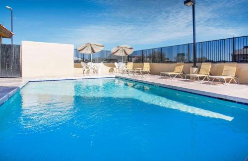 Deer Valley Hotel | Relax at Days Inn by Wyndham Phoenix North with Pool Access