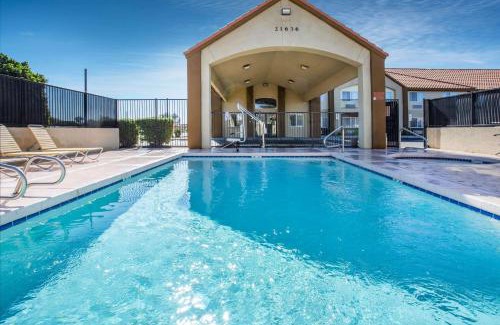 Deer Valley Hotel | Relax at Days Inn by Wyndham Phoenix North with Pool Access