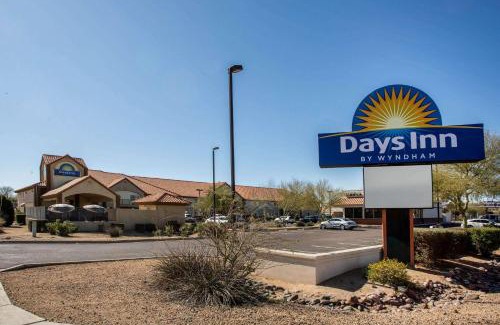 Deer Valley Hotel | Relax at Days Inn by Wyndham Phoenix North with Pool Access
