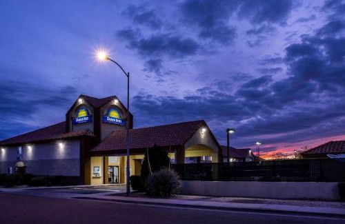 Deer Valley Hotel | Relax at Days Inn by Wyndham Phoenix North with Pool Access