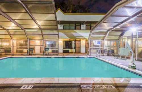 South Hills Hotel | Relaxing Stay at Days Inn by Wyndham Pittsburgh with Pool