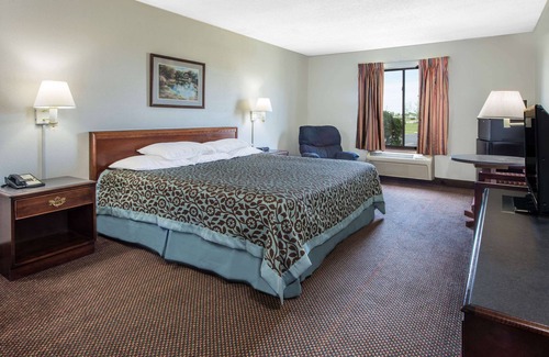 Mitchell Hotel | Relax at Days Inn by Wyndham Pontoon Beach with Pool Access