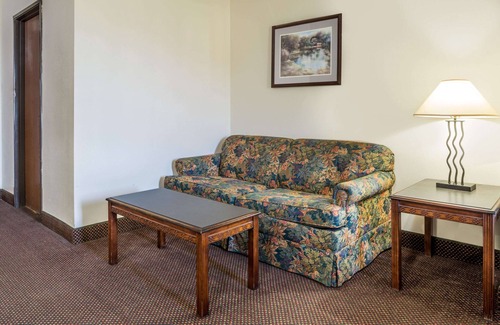 Mitchell Hotel | Relax at Days Inn by Wyndham Pontoon Beach with Pool Access