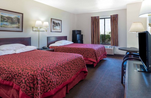 Mitchell Hotel | Relax at Days Inn by Wyndham Pontoon Beach with Pool Access