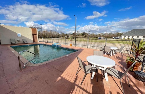 Rayne Hotel | Pet-Friendly Getaway at Days Inn by Wyndham Rayne