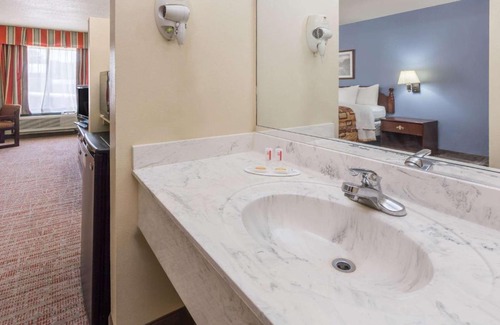 Rayne Hotel | Pet-Friendly Getaway at Days Inn by Wyndham Rayne
