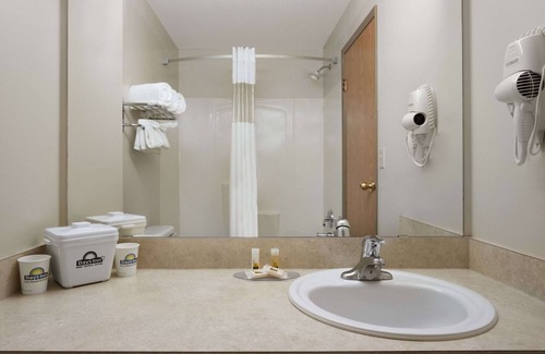 Red Deer Hotel | Family-Friendly Days Inn by Wyndham Red Deer with Pool & Hot Tub