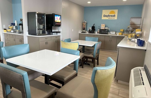 Mount Vernon Hotel | Comfortable Days Inn by Wyndham Renfro Valley Experience