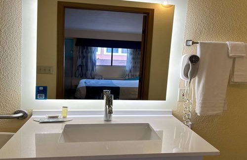 Mount Vernon Hotel | Comfortable Days Inn by Wyndham Renfro Valley Experience