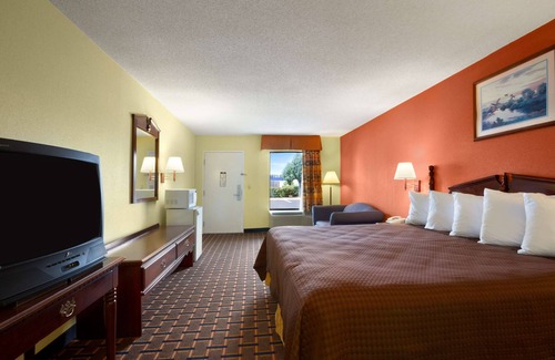 Richburg Hotel | Comfortable Days Inn by Wyndham Richburg with Pool & Breakfast