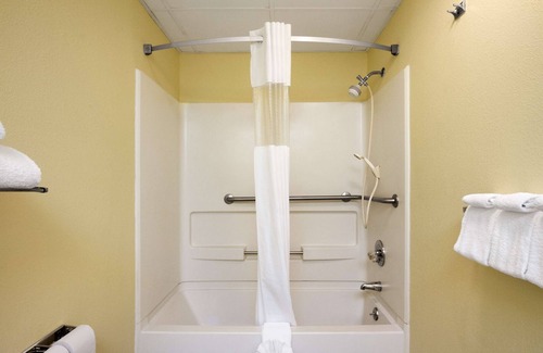 Richburg Hotel | Comfortable Days Inn by Wyndham Richburg with Pool & Breakfast