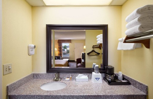 Richburg Hotel | Comfortable Days Inn by Wyndham Richburg with Pool & Breakfast
