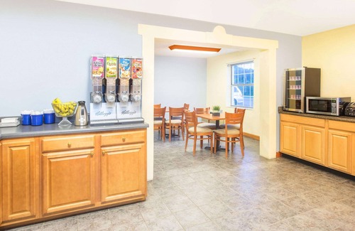 Hollins Hotel | Convenient Stay at Days Inn by Wyndham Roanoke Near I-81