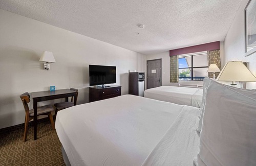 Round Rock Hotel | Convenient Days Inn by Wyndham Round Rock with Pool & Breakfast