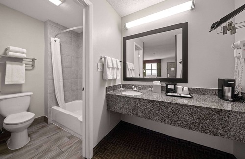 Round Rock Hotel | Convenient Days Inn by Wyndham Round Rock with Pool & Breakfast