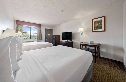 Round Rock Hotel | Convenient Days Inn by Wyndham Round Rock with Pool & Breakfast