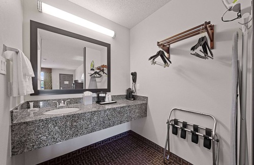 Round Rock Hotel | Convenient Days Inn by Wyndham Round Rock with Pool & Breakfast
