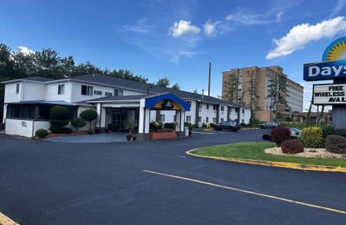 Runnemede Hotel | Convenient Days Inn by Wyndham in Runnemede, PA
