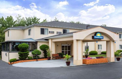 Runnemede Hotel | Convenient Days Inn by Wyndham in Runnemede, PA