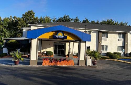 Runnemede Hotel | Convenient Days Inn by Wyndham in Runnemede, PA
