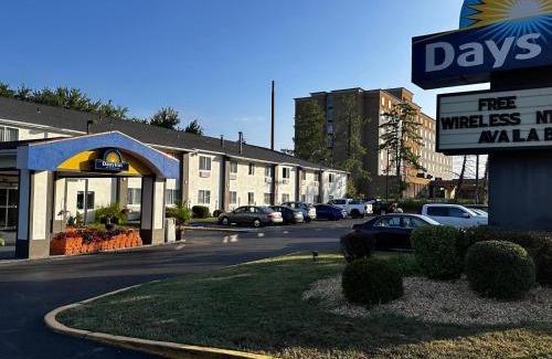 Runnemede Hotel | Convenient Days Inn by Wyndham in Runnemede, PA