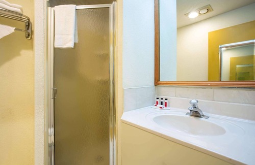Runnemede Hotel | Budget-Friendly Days Inn by Wyndham in Runnemede, PA
