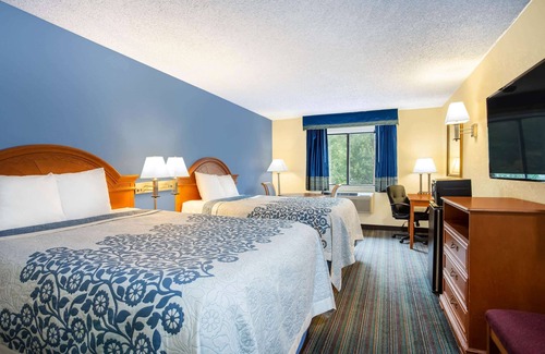 Runnemede Hotel | Budget-Friendly Days Inn by Wyndham in Runnemede, PA
