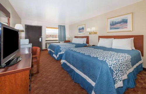 Russell Hotel | Pet-Friendly Comfort at Days Inn by Wyndham Russell