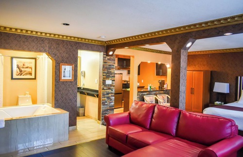 Sylvan Lake Hotel | Family-Friendly Days Inn by Wyndham Sylvan Lake with Breakfast
