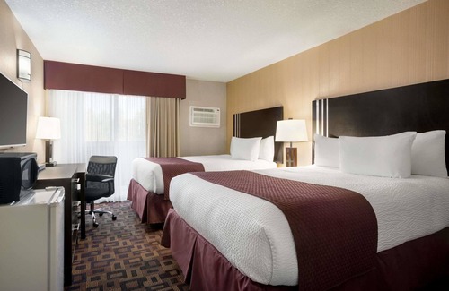 Sylvan Lake Hotel | Family-Friendly Days Inn by Wyndham Sylvan Lake with Breakfast