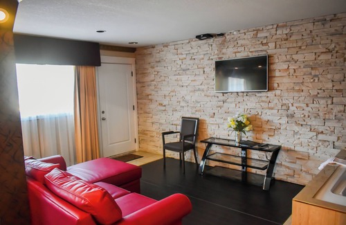 Sylvan Lake Hotel | Family-Friendly Days Inn by Wyndham Sylvan Lake with Breakfast