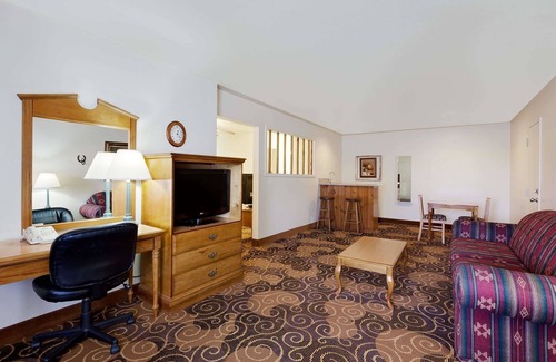 San Angelo Hotel | Relax at Days Inn by Wyndham San Angelo - Pet Friendly Stay