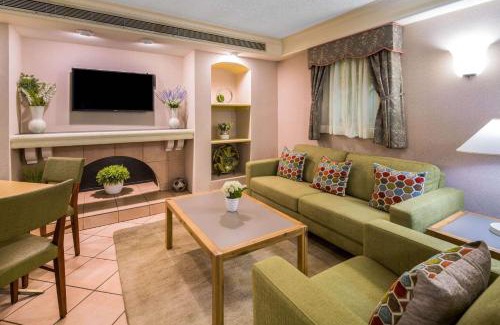 Vista Hotel | Convenient Days Inn by Wyndham San Diego Vista for Families