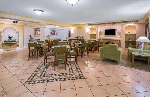 Vista Hotel | Convenient Days Inn by Wyndham San Diego Vista for Families