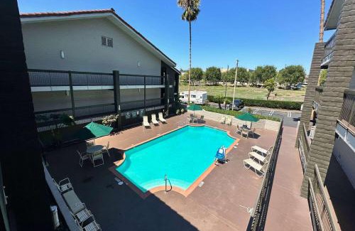 Vista Hotel | Convenient Days Inn by Wyndham San Diego Vista for Families