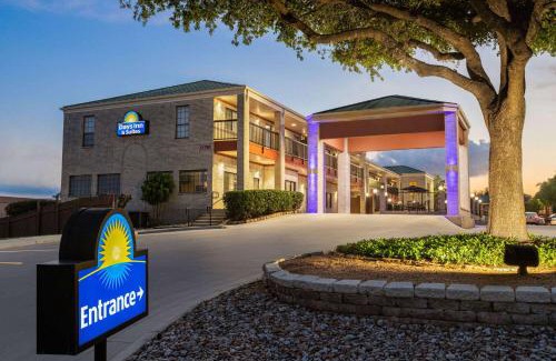 Wetmore Hotel | Budget-Friendly Days Inn Near Fiesta Park with Pool & Ocean View