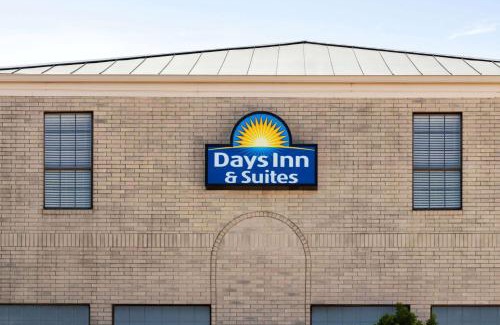 Wetmore Hotel | Budget-Friendly Days Inn Near Fiesta Park with Pool & Ocean View