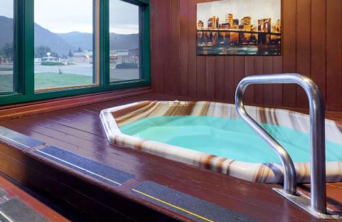 Ponderay Hotel | Pet-Friendly Retreat at Days Inn by Wyndham Sandpoint