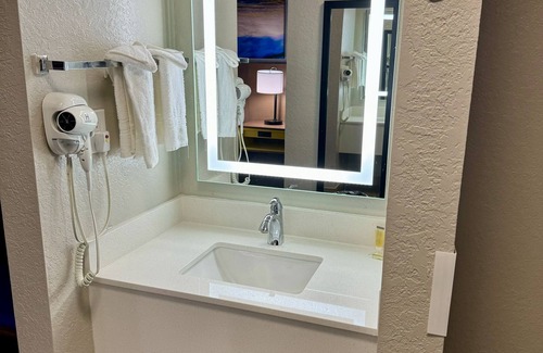 Sarasota Hotel | Comfortable Stay at Days Inn by Wyndham Sarasota I-75