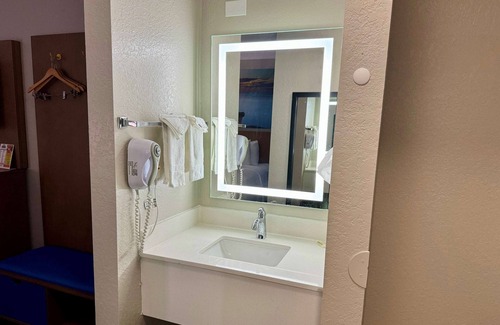 Sarasota Hotel | Comfortable Stay at Days Inn by Wyndham Sarasota I-75