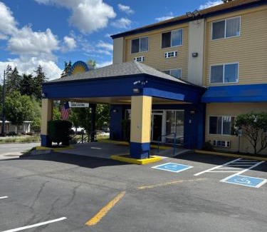 Hillwood Hotel | Convenient Stay at Days Inn by Wyndham Seattle Aurora